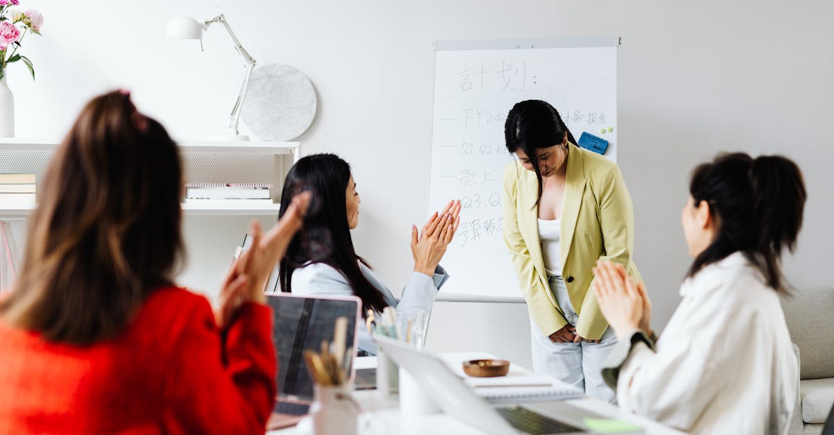 découvrez comment le feedback peut transformer votre expérience professionnelle et personnelle. apprenez l'importance des retours constructifs et comment les utiliser pour améliorer vos compétences et votre communication. explorez des stratégies efficaces pour donner et recevoir des feedbacks et boostez votre développement personnel.