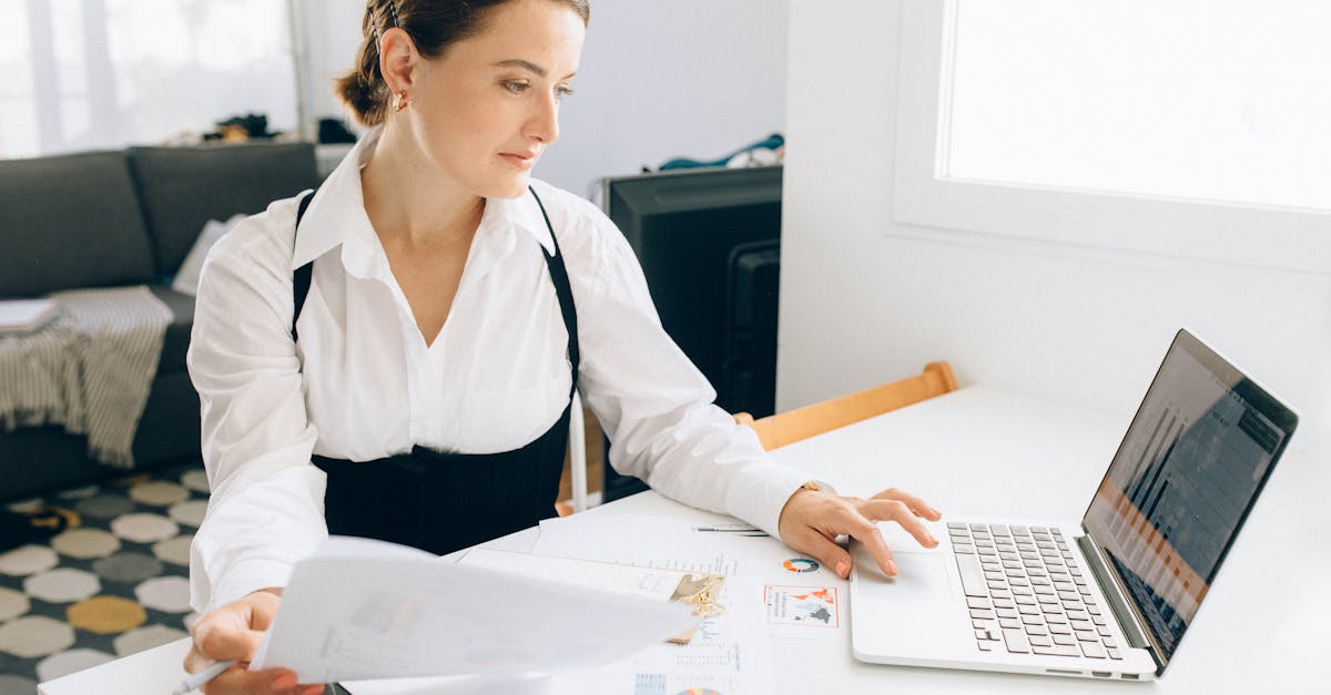 découvrez le rôle essentiel d'un analyste de données, un professionnel clé qui analyse, interprète et transforme les données en informations exploitables pour aider les entreprises à prendre des décisions éclairées.