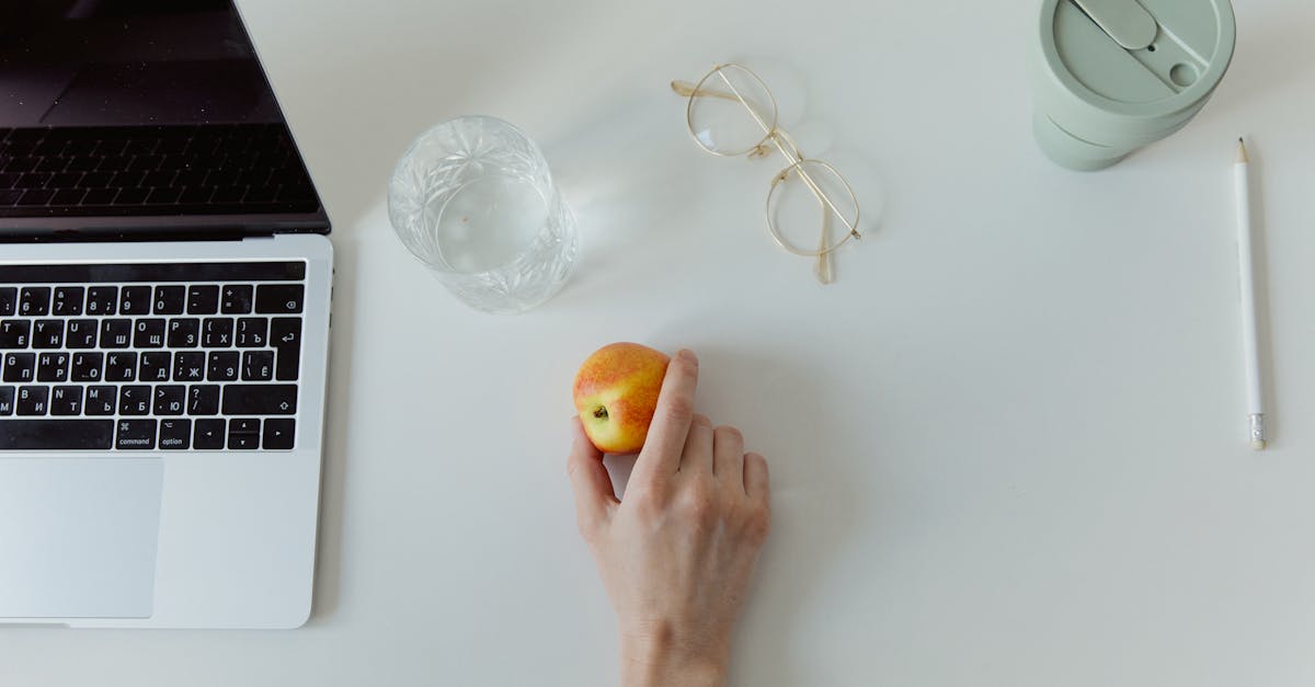 découvrez les meilleures pratiques d'ergonomie au bureau pour optimiser votre confort et votre productivité. apprenez à aménager votre espace de travail afin de prévenir les douleurs et améliorer votre bien-être au quotidien.