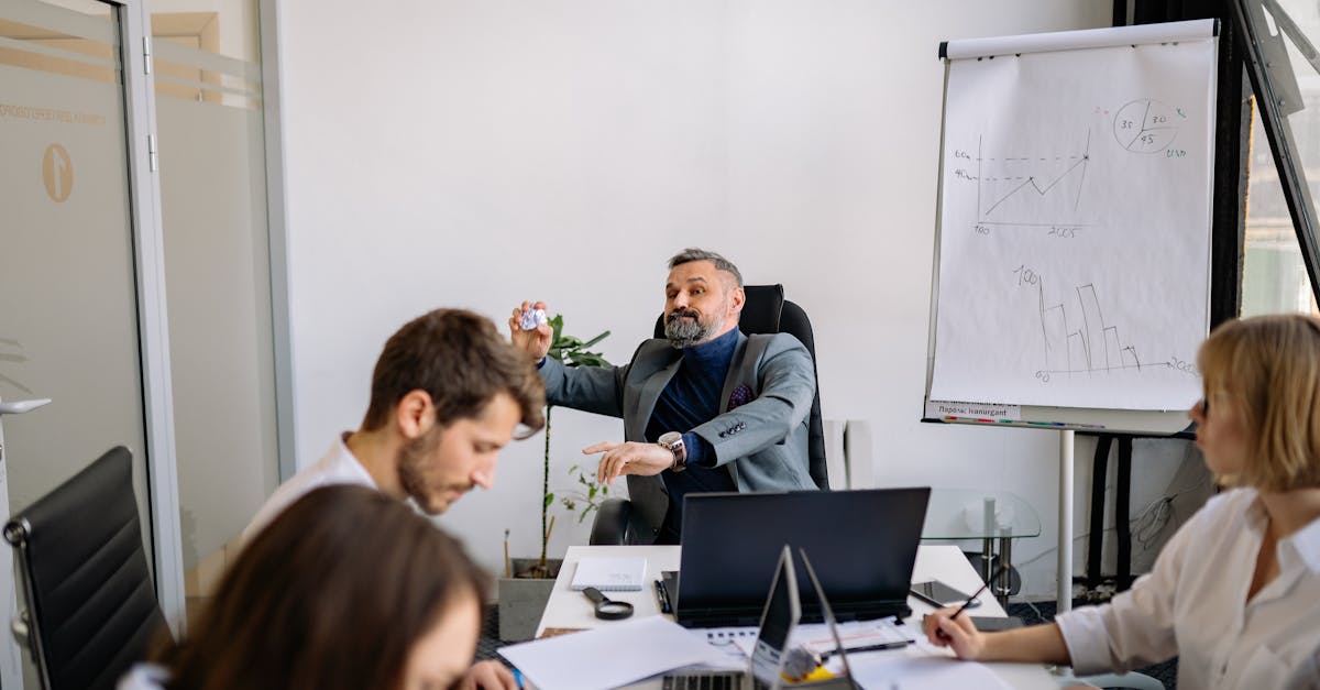 découvrez des stratégies efficaces de gestion du stress en équipe pour améliorer la cohésion et la productivité. apprenez à identifier et à surmonter les sources de stress au sein de votre groupe, tout en renforçant les relations et en favorisant un environnement de travail sain.